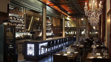 Sushi Kaji Toronto má šéfkuchaře, který pochází z Japonska a dělá sushi od svých 13ti let. Dodavatelé restaurace létají do Tokijské zátoky pro zásoby, které nejsou starší než 24 hodin po výlovu Sushi Kaji Toronto má šéfkuchaře, který pochází z Japonska a dělá sushi od svých 13ti let. Dodavatelé restaurace létají do Tokijské zátoky pro zásoby, které nejsou starší než 24 hodin po výlovu