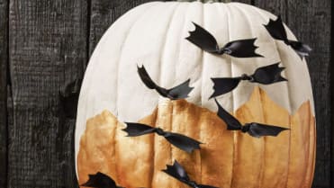 Na Halloween to chce něco strašidelnějšího. Třeba dýni s netopýry, které vyrobíte z černé stužky. Na Halloween to chce něco strašidelnějšího. Třeba dýni s netopýry, které vyrobíte z černé stužky.