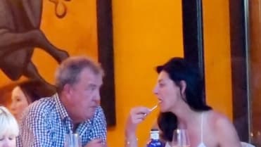 Na obědě s krásnou brunetou. Na obědě s krásnou brunetou.