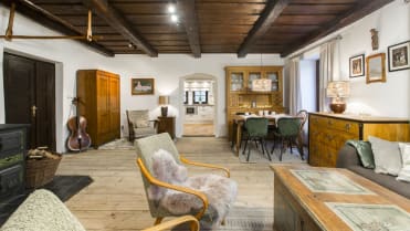 Kvalitní kousky nábytku ale designérky zachovaly a zrenovovaly Kvalitní kousky nábytku ale designérky zachovaly a zrenovovaly
