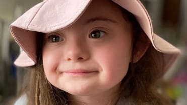 4letá dívka s Downovým syndromem pózuje jako modelka 4 4letá dívka s Downovým syndromem pózuje jako modelka 4
