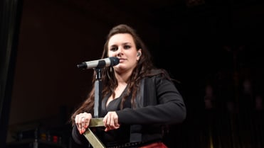 Ta červená sukně její postavě bohužel moc nelichotí. Ta červená sukně její postavě bohužel moc nelichotí.