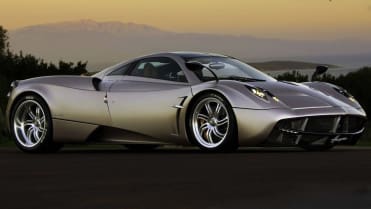 8. Pagani Huayra- 2-dveřový, 2-sedadlový supersportovní automobil s motorem bi-turbo Mercedes-AMG s výkonem 730 koní. Udávané zrychlení z 0-100 km / h je 3,3 sekundy s maximální rychlostí 370 km / h. 8. Pagani Huayra- 2-dveřový, 2-sedadlový supersportovní automobil s motorem bi-turbo Mercedes-AMG s výkonem 730 koní. Udávané zrychlení z 0-100 km / h je 3,3 sekundy s maximální rychlostí 370 km / h.