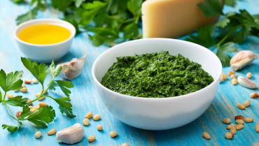 Byliny, které vládnou české kuchyni: z hladkolisté petrželky je skvělé je domácí pesto Byliny, které vládnou české kuchyni: z hladkolisté petrželky je skvělé je domácí pesto