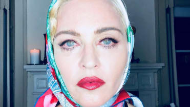 Madonna v babičkovském šátku. Madonna v babičkovském šátku.