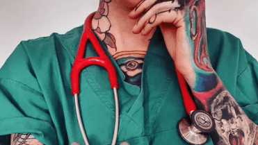 Potetovaná žena pracuje jako doktorka 3 Potetovaná žena pracuje jako doktorka 3