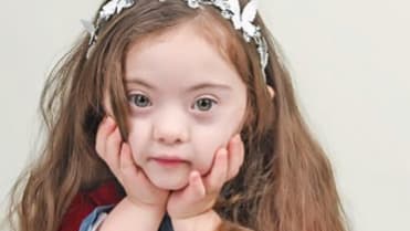 4letá dívka s Downovým syndromem pózuje jako modelka 2 4letá dívka s Downovým syndromem pózuje jako modelka 2