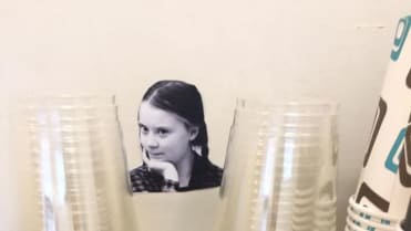 Greta T. straší v kancelářích 8 Greta T. straší v kancelářích 8