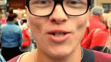 Kluk, co si přišel hrát s kamením. Kluk, co si přišel hrát s kamením.