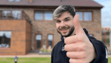 Adam Kajumi před vilou pořadu LIKE HOUSE. Adam Kajumi před vilou pořadu LIKE HOUSE.