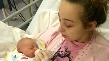 Dívka v umělém spánku porodila 5 Dívka v umělém spánku porodila 5