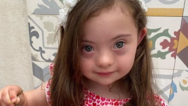 4letá dívka s Downovým syndromem pózuje jako modelka 10 4letá dívka s Downovým syndromem pózuje jako modelka 10