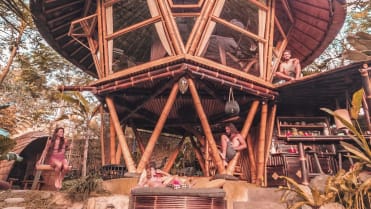 Hideout Beehive je postavený až pro čtyři cestovatele Hideout Beehive je postavený až pro čtyři cestovatele