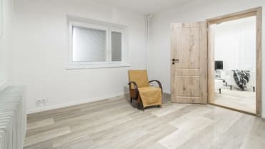 V ložnici designéři udělali novou podlahu a omítky, zbytek je na Tomášovi V ložnici designéři udělali novou podlahu a omítky, zbytek je na Tomášovi