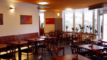 Majiteli se nesplnilo očekávání. „Vyškrtal nám celý lístek a od té doby do restaurace nepřišla ani noha. Vracíme se zpátky k tomu, jak jsme to tu měli, a lidé se začínají taky postupně vracet. Jít do téhle show byl můj největší omyl,“ říká majitel Majiteli se nesplnilo očekávání. „Vyškrtal nám celý lístek a od té doby do restaurace nepřišla ani noha. Vracíme se zpátky k tomu, jak jsme to tu měli, a lidé se začínají taky postupně vracet. Jít do téhle show byl můj největší omyl,“ říká majitel