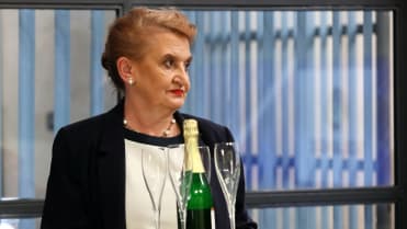 Hana se bude snažit obchod zachránit. Nepovede se jí to ale... Hana se bude snažit obchod zachránit. Nepovede se jí to ale...