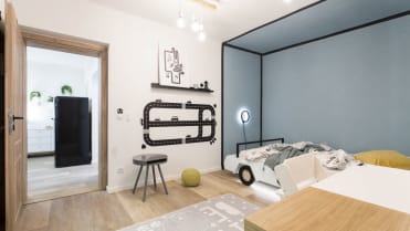Designéři tu nechali probourat nové dveře, které vedou do obýváku Designéři tu nechali probourat nové dveře, které vedou do obýváku
