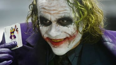 Temný rytíř. Muzika, která hraje ve scénách s Jokerem, byla inspirována zvukem žiletky přejíždějící po strunách piana Temný rytíř. Muzika, která hraje ve scénách s Jokerem, byla inspirována zvukem žiletky přejíždějící po strunách piana