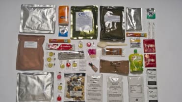 Velká Británie: Britský balíček působí jako reklama na velké dodavatele, je ale hodně bohatý a pestrý. Hlavním jídlem je v něm kuřecí tikka masala. Velká Británie: Britský balíček působí jako reklama na velké dodavatele, je ale hodně bohatý a pestrý. Hlavním jídlem je v něm kuřecí tikka masala.