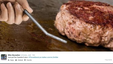 Ohnutý iPhone můžete použít i na obracení burgerů Ohnutý iPhone můžete použít i na obracení burgerů