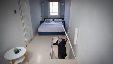 Stěna oddělující schodiště od ložnice by zbytečně ukrajovala místo Stěna oddělující schodiště od ložnice by zbytečně ukrajovala místo