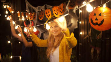 Vyzobte si domov halloweenskými dekoracemi. Vyzobte si domov halloweenskými dekoracemi.