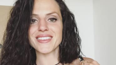 Je vážně sexy a září štěstím. Je vážně sexy a září štěstím.