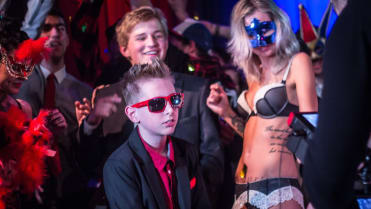 Misha v obležení prostitutek. Misha v obležení prostitutek.