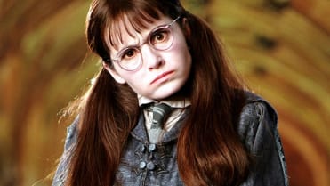 Všichni ji známe jako Ufňukanou Uršulu z Harryho Pottera. Všichni ji známe jako Ufňukanou Uršulu z Harryho Pottera.