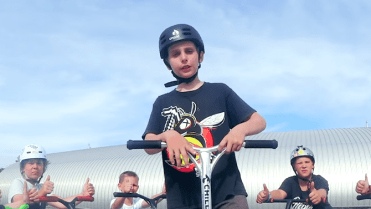 Misha řádí na koloběžce. Misha řádí na koloběžce.