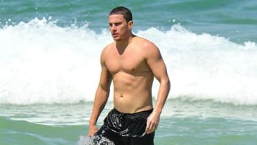 A tady máme hvězdu filmu Bez kalhot (Magic Mike). Zrovna si užívá surfování na Bondi Beach v Sydney. Všechny ženy určitě závidí jeho manželce, Jenna Dewan má totiž tohle pěkné tělo doma každý den. A tady máme hvězdu filmu Bez kalhot (Magic Mike). Zrovna si užívá surfování na Bondi Beach v Sydney. Všechny ženy určitě závidí jeho manželce, Jenna Dewan má totiž tohle pěkné tělo doma každý den.