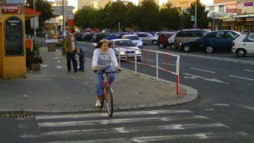 Cyklisti. Všude samí cyklisti, kterým je vcelku jedno, že na ulicích a silnicích nejsou sami. Jezdí proto rádi po chodnících nebo na vozovce ve dvou vedle sebe, aby mohli kecat Cyklisti. Všude samí cyklisti, kterým je vcelku jedno, že na ulicích a silnicích nejsou sami. Jezdí proto rádi po chodnících nebo na vozovce ve dvou vedle sebe, aby mohli kecat