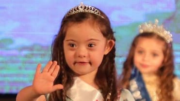 4letá dívka s Downovým syndromem pózuje jako modelka 6 4letá dívka s Downovým syndromem pózuje jako modelka 6