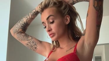 Daisy Lee už bude s novými zuby prý úplně spokojená. Daisy Lee už bude s novými zuby prý úplně spokojená.