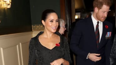 Meghan si také častěji sahá na břicho. Meghan si také častěji sahá na břicho.