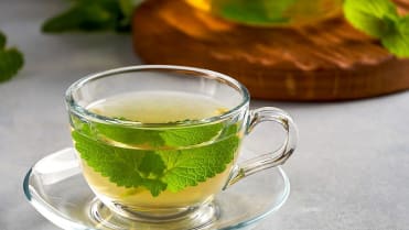 10 bylin proti podzimní depresi, únavě a stresu: proti splínu pomáhá večerní popíjení vlažného meduňkového nálevu 10 bylin proti podzimní depresi, únavě a stresu: proti splínu pomáhá večerní popíjení vlažného meduňkového nálevu