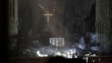 Takhle hořel slavná francouzská katedrála Takhle hořel slavná francouzská katedrála