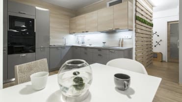 Prostor je příjemný a plný přírodních materiálů, hlavně dřeva Prostor je příjemný a plný přírodních materiálů, hlavně dřeva