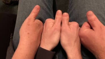 Jeden palec má po mamince, druhý po tatínkovi. Jeden palec má po mamince, druhý po tatínkovi.
