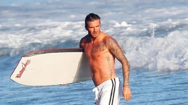 Fotbalová hvězda ukazuje své boogie boarding dovednosti a své ohromující tělo na pláži v Malibu. Fotbalová hvězda ukazuje své boogie boarding dovednosti a své ohromující tělo na pláži v Malibu.