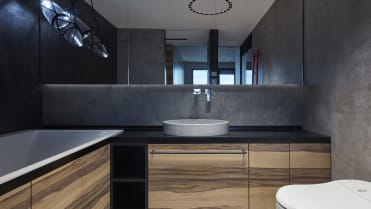 Koupelnu osvětluje designové světlo od české firmy Bomma Koupelnu osvětluje designové světlo od české firmy Bomma