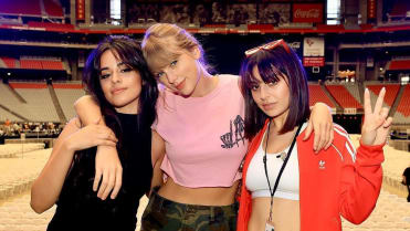 Zpěvačku na turné doprovází i exotická kráska Camila Cabello Zpěvačku na turné doprovází i exotická kráska Camila Cabello