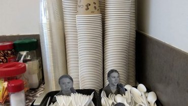 Greta T. straší v kancelářích 9 Greta T. straší v kancelářích 9