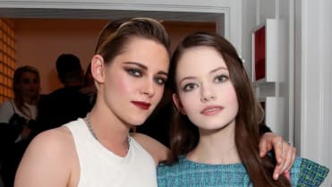 Herečky Kristen Stewart a Mackenzie Foy. Herečky Kristen Stewart a Mackenzie Foy.