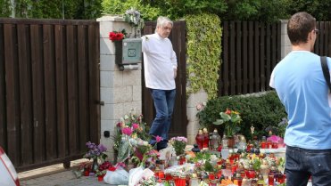 Květiny u domu Ivety Bartošové - Obrázek 1 Květiny u domu Ivety Bartošové - Obrázek 1