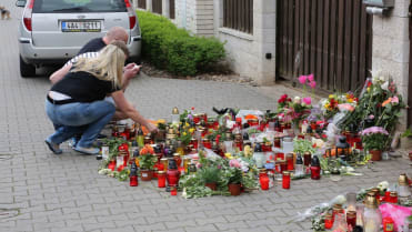 Lidé chodí spontánně k domu, kde bydlela Iveta Bartošová, pokládat zapálené svíčky a květiny Lidé chodí spontánně k domu, kde bydlela Iveta Bartošová, pokládat zapálené svíčky a květiny