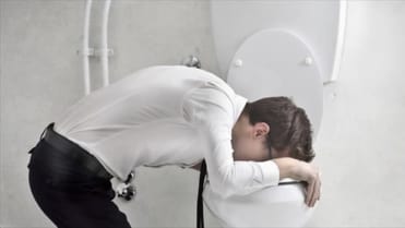 Pro většinu lidí je zvracení ponižující a vysoce nepříjemnou záležitostí. Pokud ale máte emetophilii, tak pohled na člověka, co hází šavli, vás dostává do rauše! Pro většinu lidí je zvracení ponižující a vysoce nepříjemnou záležitostí. Pokud ale máte emetophilii, tak pohled na člověka, co hází šavli, vás dostává do rauše!