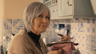 Eliška Balzerová ve filmu Příliš osobní známost. Eliška Balzerová ve filmu Příliš osobní známost.