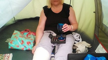 Ženě museli amputovat nohu poté, co se řízla při holení 4 Ženě museli amputovat nohu poté, co se řízla při holení 4