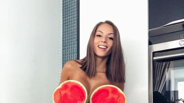 Sexy Týnuš Třešničková ukázala melouny 1 Sexy Týnuš Třešničková ukázala melouny 1